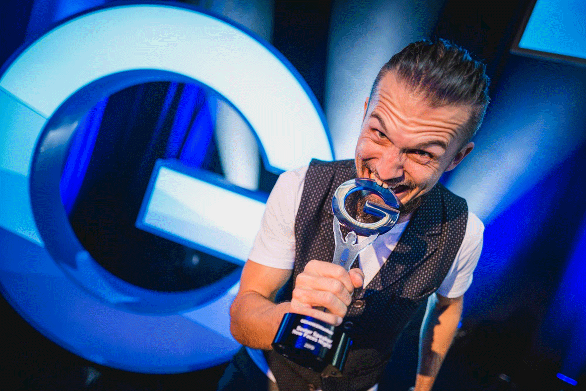 Tobias gewinnt als Speaker den Preis für den besten Speaker des Abends auf der GEDANKENtanken Bühne