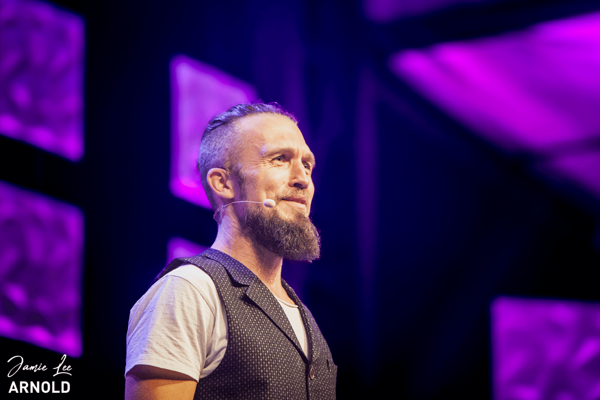 Tobias steht auf der Bühne als Speaker beim Pioneer Summit - Bild aus einer Bilderleiste